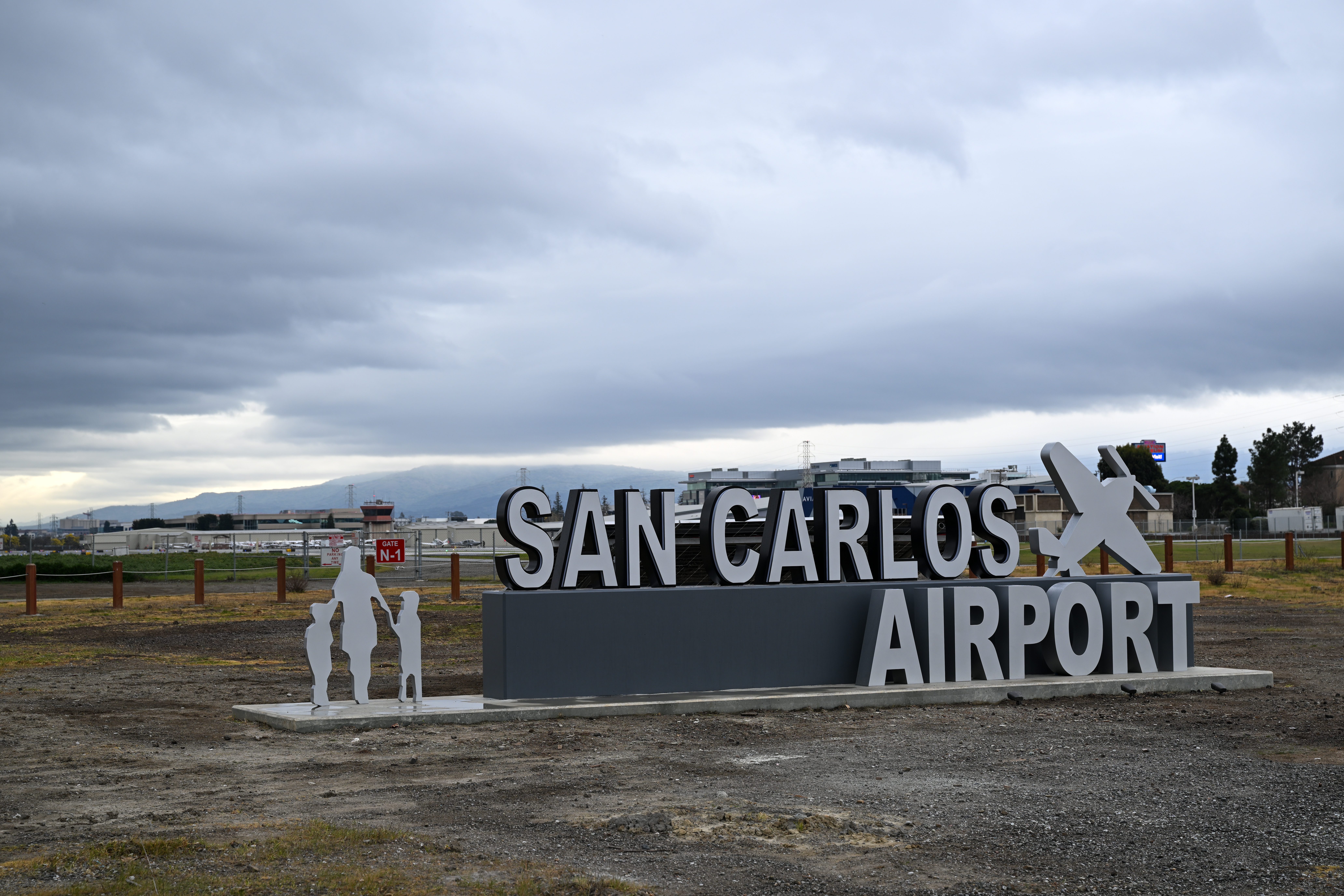 Avioneta con tres pasajeros se estrella en el condado Monterey; buscan a una persona