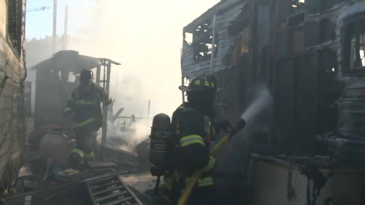 Incendio arrasa con varias casas móviles en Santa Rosa – Telemundo Area ...