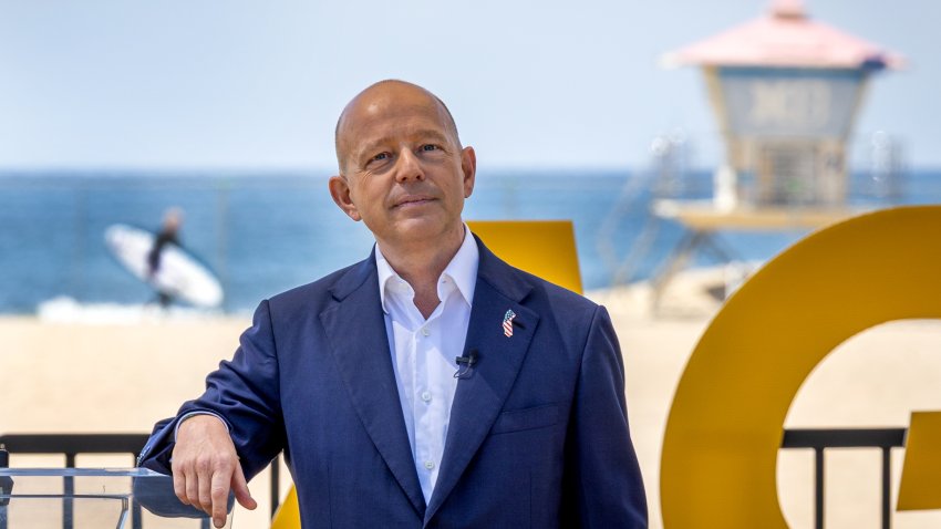 Huntington Beach, CA – April 22: Conservative commentator and Silicon Valley entrepreneur Steve Hilton announces his campaign for California governor at the Pier Plaza in Huntington Beach Tuesday, April 22, 2025.  (Allen J. Schaben / Los Angeles Times via Getty Images)
