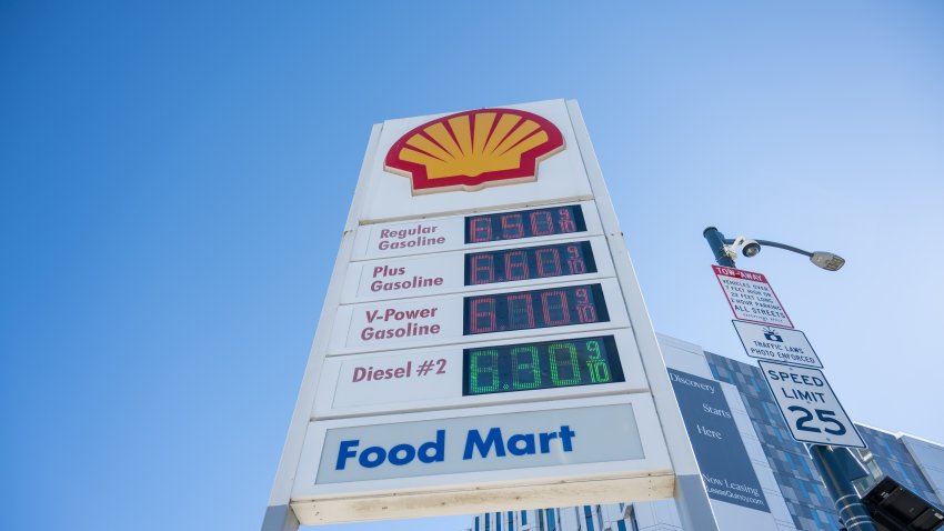 Gasolinera Shell en San Francisco, California, mostrando precios elevados de la gasolina, con el combustible regular a $6.50 por galón, el 12 de marzo de 2026. (Foto de Smith Collection/Gado/Getty Images)