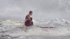 Impresionante video: salvavidas luchan contra fuerte oleaje para rescatar a niño en Santa Cruz