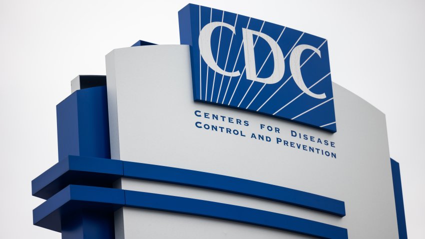 ATLANTA, GEORGIA — 6 de agosto de 2022: Vista del letrero de la sede de los Centros para el Control y la Prevención de Enfermedades (CDC), en Atlanta, Georgia, el 6 de agosto de 2022. (Foto de Nathan Posner/Anadolu Agency vía Getty Images)