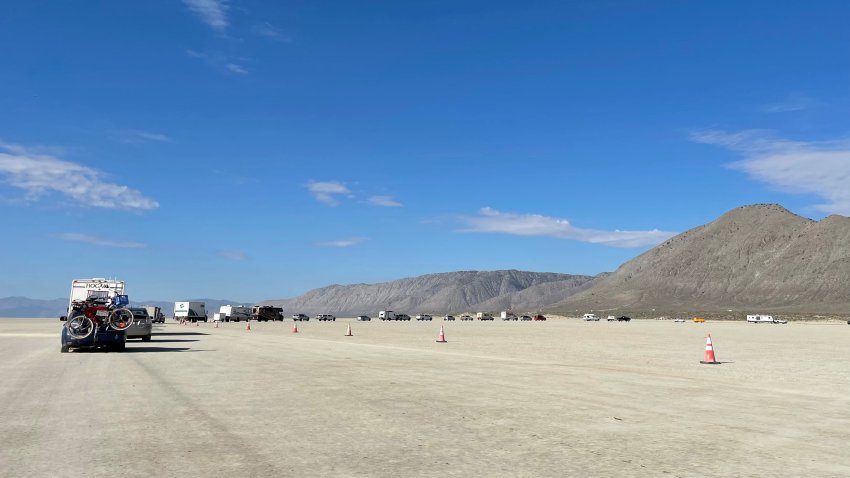 Vehículos hacen fila para salir del sitio del festival anual Burning Man el 5 de septiembre de 2023. (Foto de JULIE JAMMOT/AFP vía Getty Images)