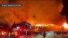 Voraz incendio arrasa con almacén abandonado en Alameda