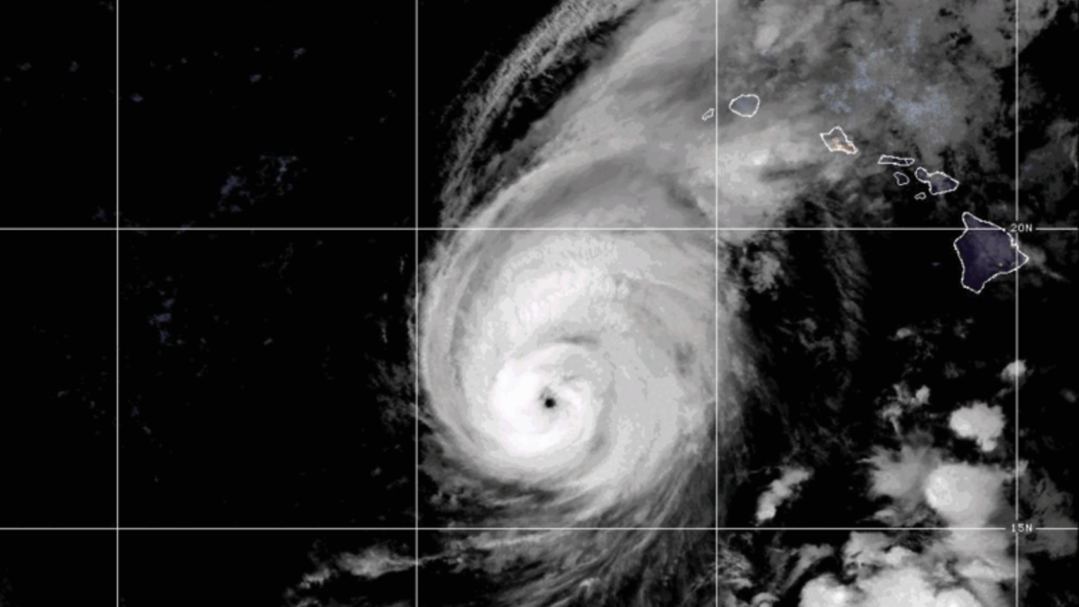 Huracán Lowell de categoría 3 amenaza con dejar fuertes lluvias e inundaciones en islas de Hawaii