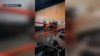 Oficiales con armas largas ingresan a sala de cine en San José