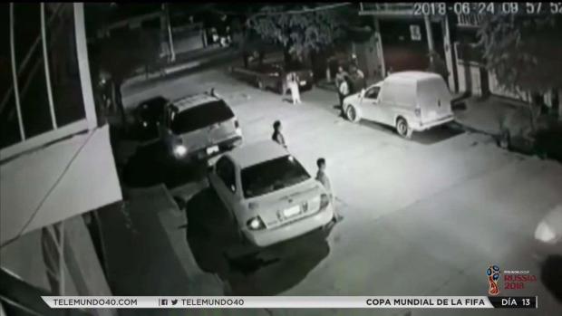 En cámara: captan momento en que pistoleros le disparan a dos personas