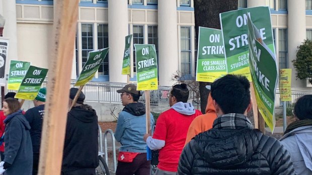 Así se desarrolla la huelga de maestros en Oakland 