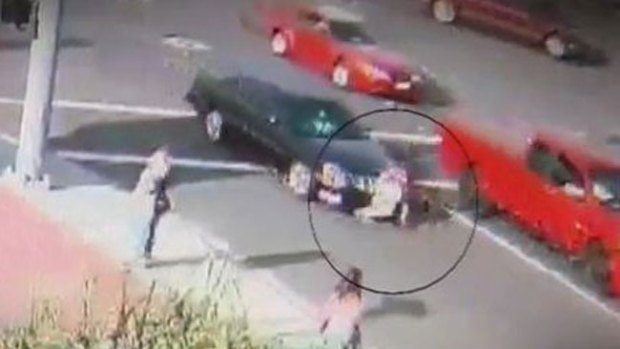 Video: Arrollan y atropellan a mujer dos veces