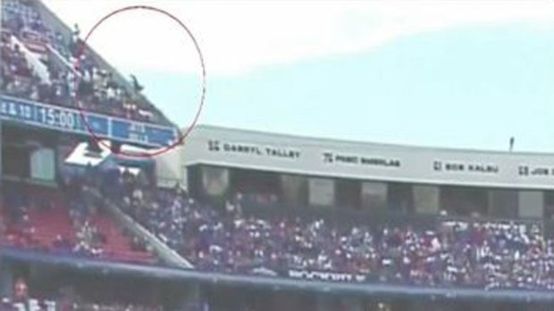 Video: Impacto: cae de las gradas del estadio