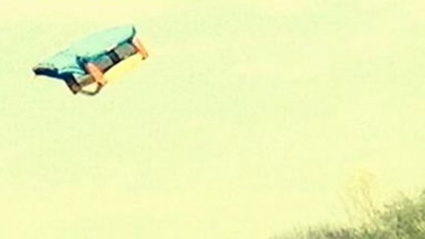 Video: Casa inflable sale volando con tres niños