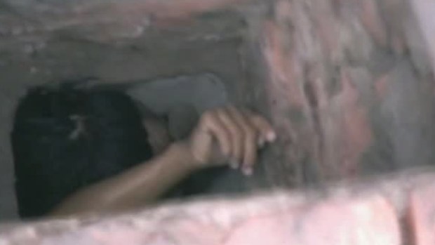 Video: ¡Video insólito!, atrapado en agujero
