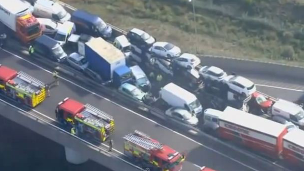 Video: Brutal colisión de más de 100 autos