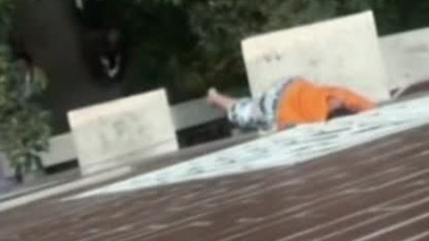 Video: ¡Insólito!, niño queda colgado de cabeza