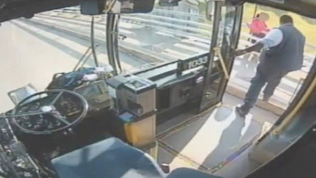 Video: Conductor salva a mujer del suicidio