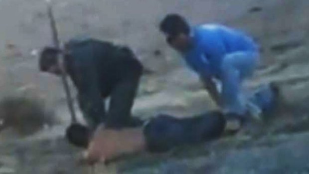 Video: Video muestra golpiza a inmigrante