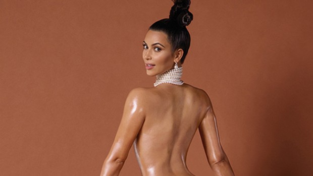 Video: Kim Kardashian con trasero al descubierto