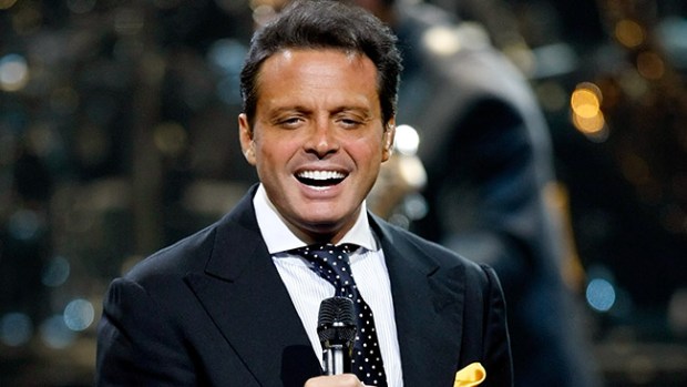 Video: Luis Miguel besa a su novia en concierto