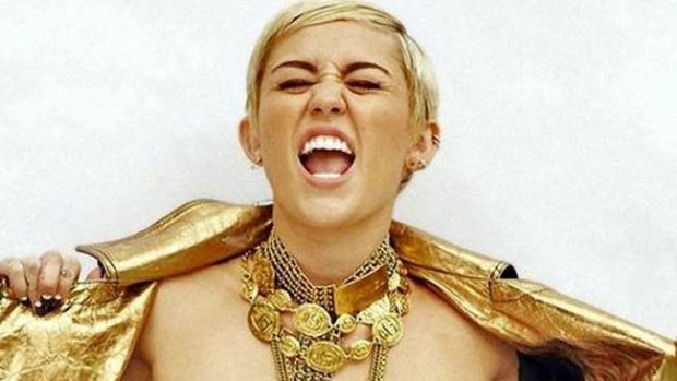 Video: Miley Cyrus compara su uña con genital