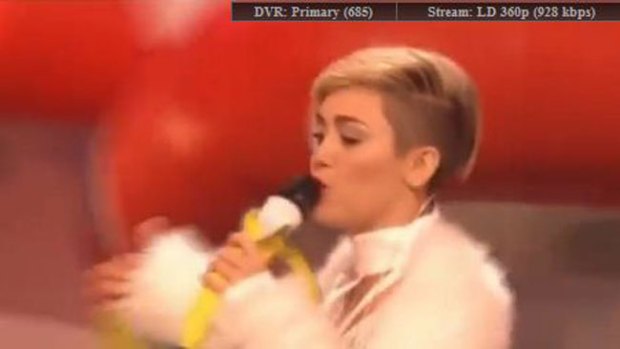 Video: Miley cubre sus pechos con parches