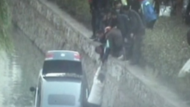 Video: Se salva con suéter al borde de la muerte