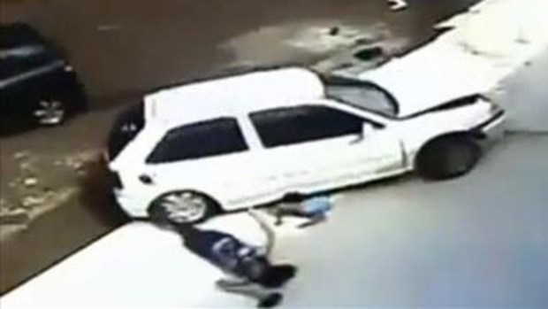 Video: Niño y abuela vivos tras ser atropellados