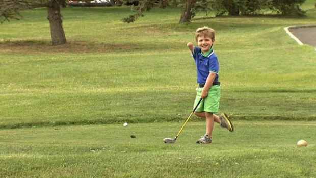 Video: Prodigio del golf con 3 años y un brazo