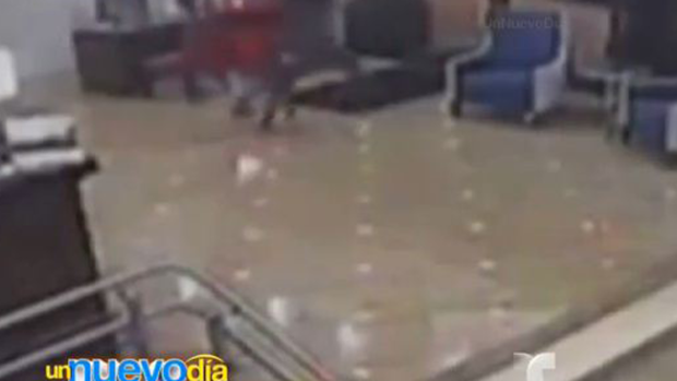 Video: Golpea y arrastra a mujer en hotel