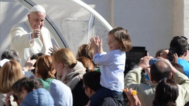 Video: El Papa invita a niños al papamóvil