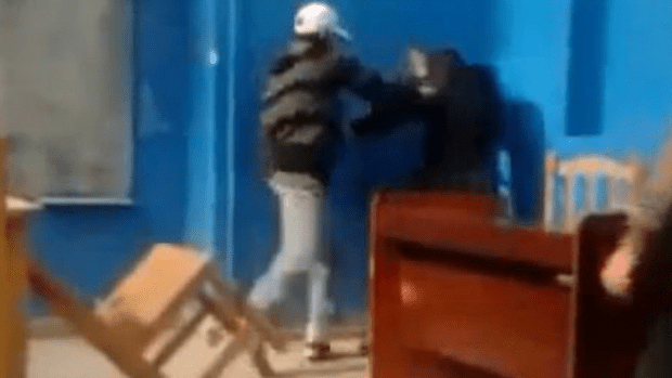 Video: Brutal paliza a discapacitado en aula