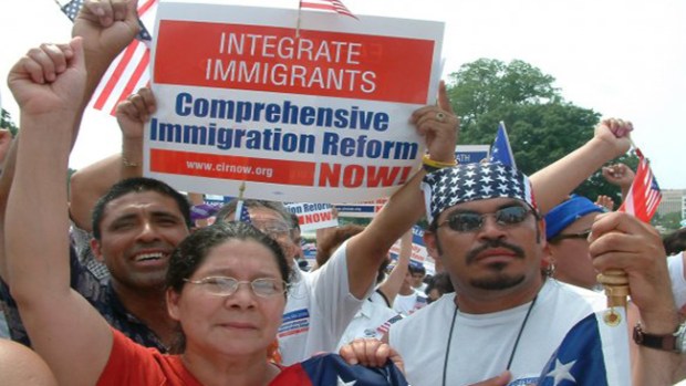 Video: Proinmigrantes protestan con serenatas