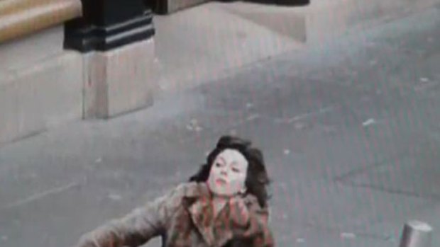 Video: La aparatosa caída de Scarlett Johansson
