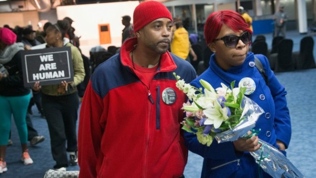 Video: Padre de Michael Brown se disculpa