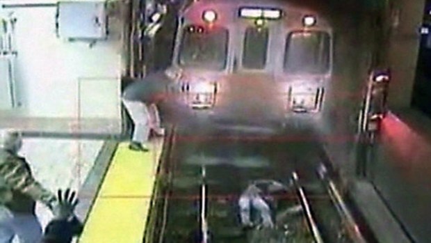 Video: Acto heróico lo deja en coma