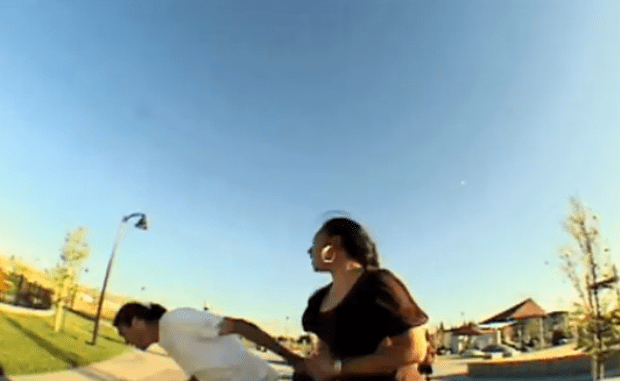 Video: Le da un puñetazo por lastimar a su hijo