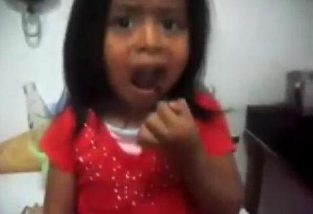 Video: Niña obligada a comer cucarachas