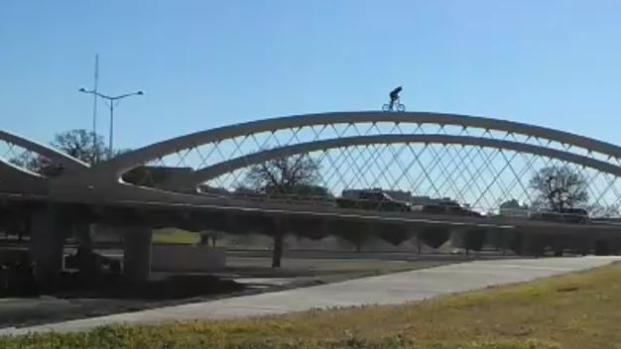 Video: Ciclista desafía la muerte en un puente