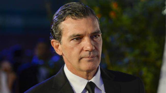Antonio Banderas besa a fan rusa