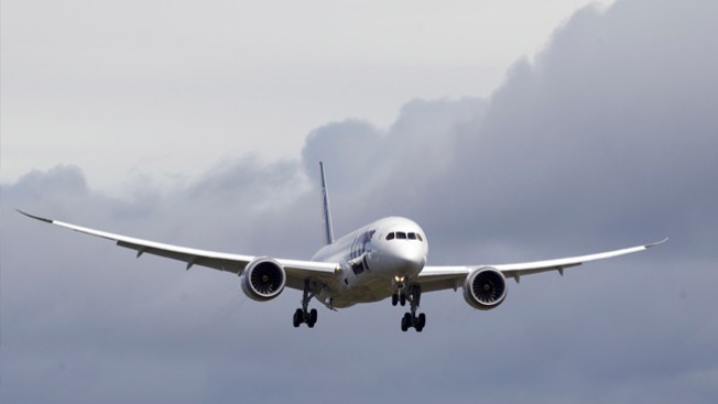 Avión golpea edificio en pleno vuelo