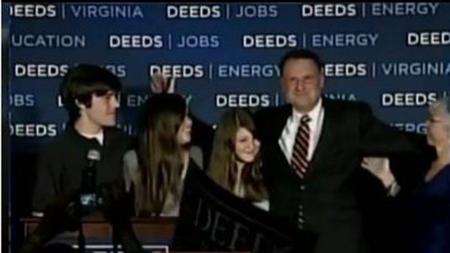 Senador Deeds fue apuñalado por su hijo