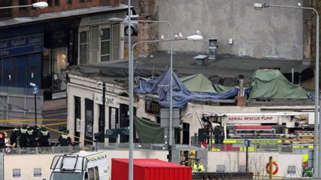 Helicóptero se estrella contra un pub