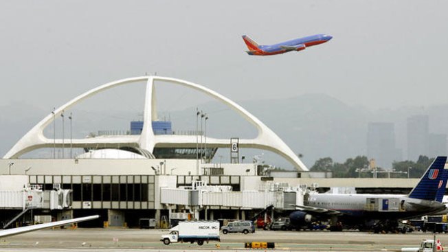 Leve explosión en el aeropuerto de L.A