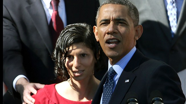 Mujer se desmaya en brazos de Obama