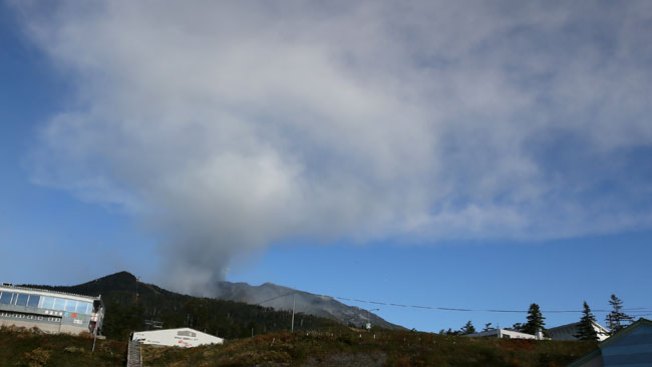 Japón: Hallan más muertos del volcán