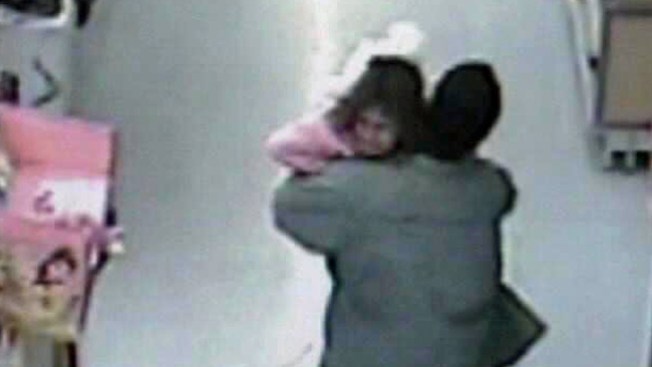 Cámara graba rapto de niña