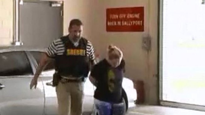 Arrestan a madre de hija acusada de acoso