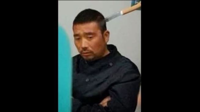 Espera médico con cuchillo en la cabeza